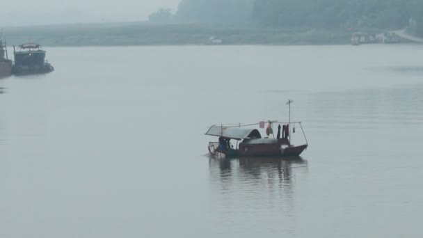 川に浮かぶ船 — ストック動画